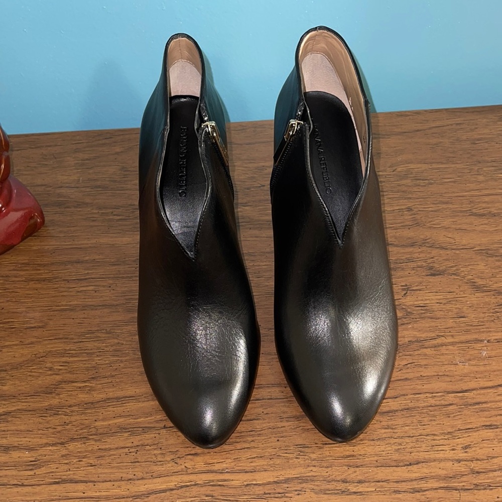 Banana republic black leather ankle v sharp heel
